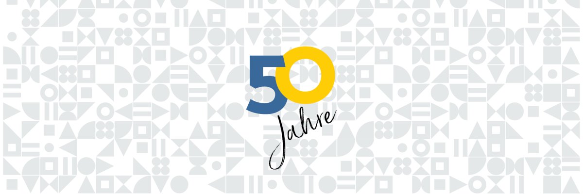 50 Jahre Waldeck-Frankenberg: Eine blau-gelbe 50 mit dem Schriftzug Jahre auf einem weißem Hintergrund, welcher mit grauen Mustern verziert ist. 
